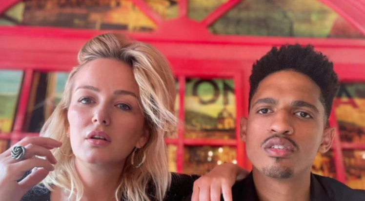 Keith befason me një dhuratë Adriana Matoshin