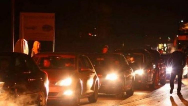 Mërgimtarët lënë veturat në kufi, ia mësyjnë Kosovës në këmbë