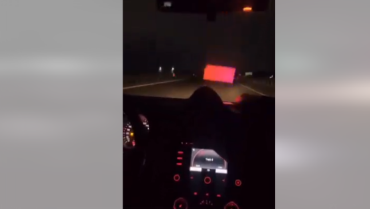 Të rinjtë “hajgare” me qytetarët, vendosin alarmat e policisë dhe ndalojnë veturat në autostradë