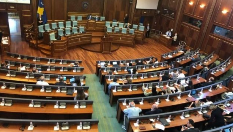 “Qesh i vogël e u rrita”, deputeti i VV-së reciton në Kuvendin e Kosovës