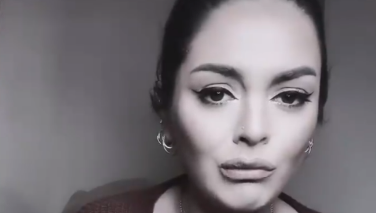 Fifi përlotet teksa interpreton këngën “Diell” në një video në Tiktok