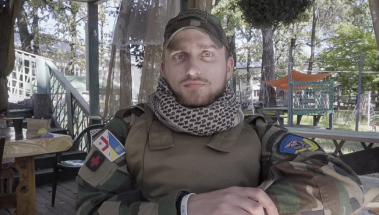 “Nuk paguhem, e bëj për demokracinë”, rrëfehet shqiptari që lufton krah ukrainasve përballë Rusisë