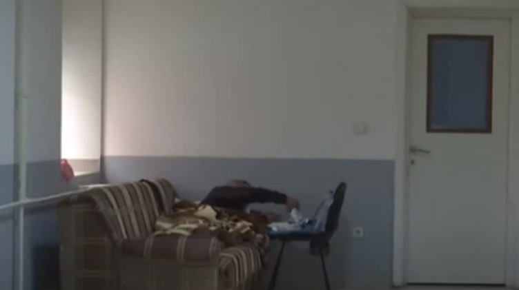 I moshuari në Mitrovicë kalon netët në korridorin e spitalit, s’ka ku të qëndrojë