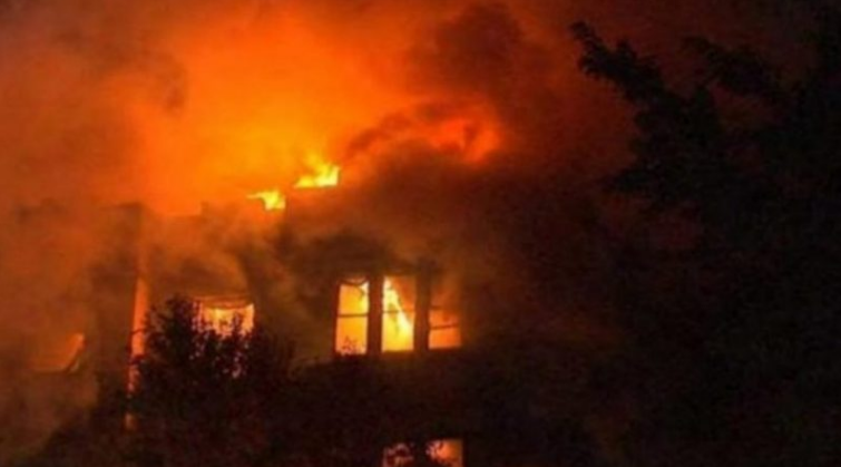 E rëndë: Përfshihet nga flakët një shtëpi, vdes e moshuara që jetonte vetëm