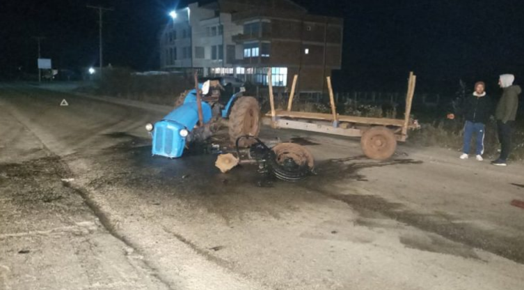 Aksident i rëndë mes traktorit dhe veturës, lëndohen dy persona