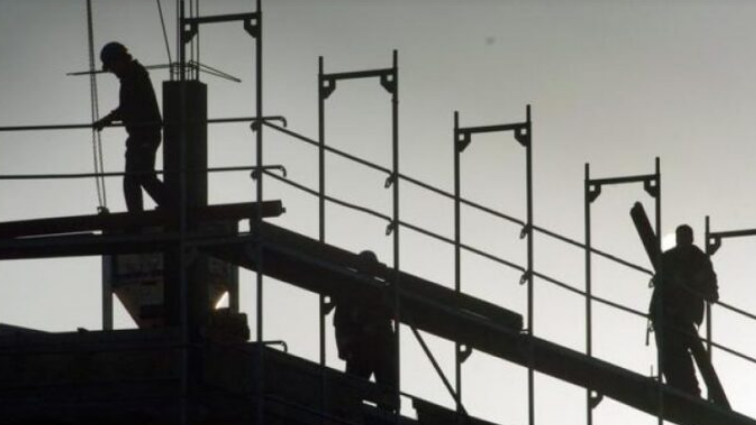 Bie nga ndërtesa, vdes kosovari 50-vjeçar