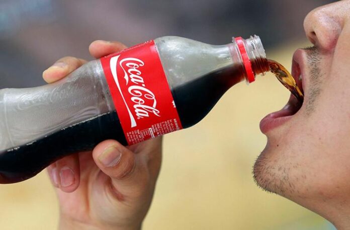 Ia pa sherrin Coca Colës: Vdes 22-vjeçari pasi piu një shishe për 10 minuta