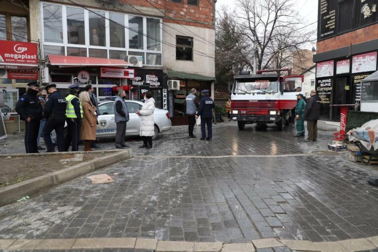 Inspektorët mitrovicas largojnë shitësit nga trotuaret
