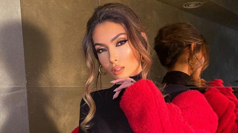 Nora Istrefi edhe dimrin e kthen në verë me lëvizjet joshëse para pasqyrës