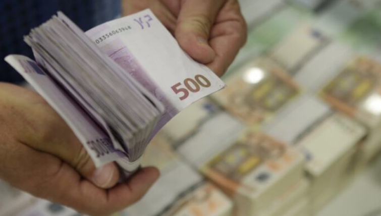 Kosovarët kredi “deri në fyt”: 1.6 miliardë euro morën nga bankat gjatë 2021-tës