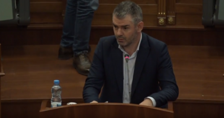 Kujtim Shala e pyet Kurtin se pse propozim-rezoluta e prezentuar mban firmën e Mimoza Kusari-Lilës