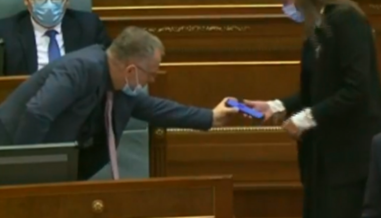 Çfarë i tregoi Besnik Bislimi në telefon që e shtangu Albulena Haxhiun?