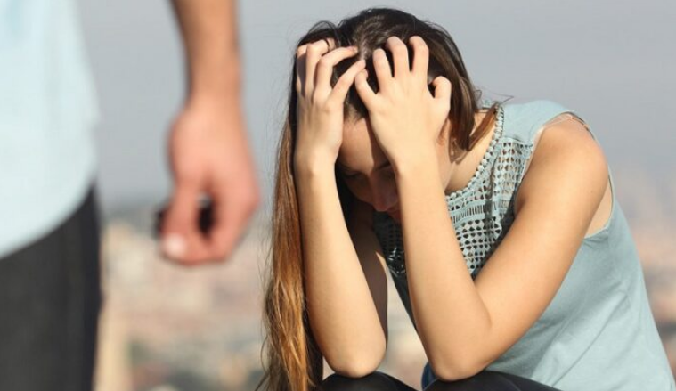 Burri rrah gruan dhe e largon nga shtëpia me 5 vajzat e tij