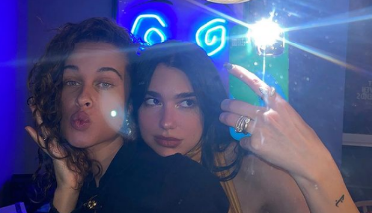 “Hajde zemër”, Dua Lipa u mëson shqip shoqeve të huaja