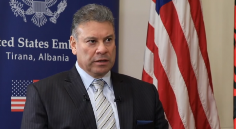 Escobar: Do të ketë sanksione të reja dhe theks në funksionimin e dialogut Kosovë-Serbi