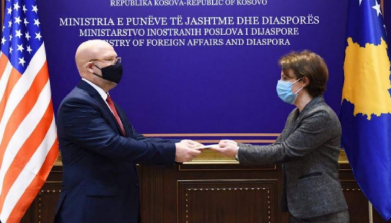 Ambasadori i ri amerikan takohet me Gërvallën, konfirmon mbështetjen për Kosovën
