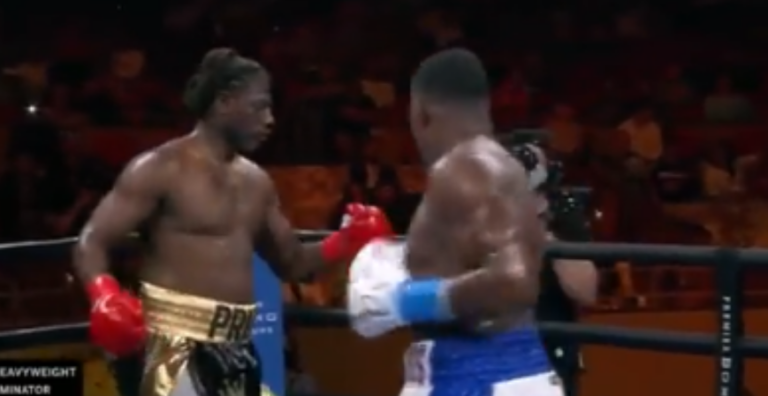 Grushti i tmerrshëm e bën boksierin t’i humb ndjenjat në këmbë, gjyqtari nuk ndalon meçin