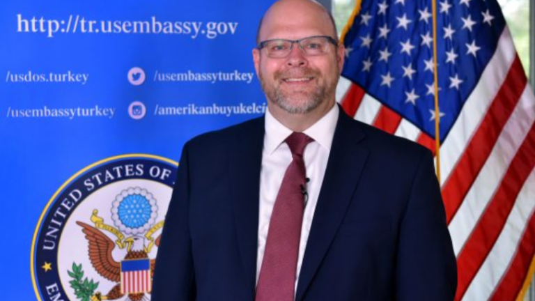 Ambasada Amerikane kërkon opinion nga kosovarët për vendet që duhet t’i vizitojë ambasadori i ri Jeff Hovenier