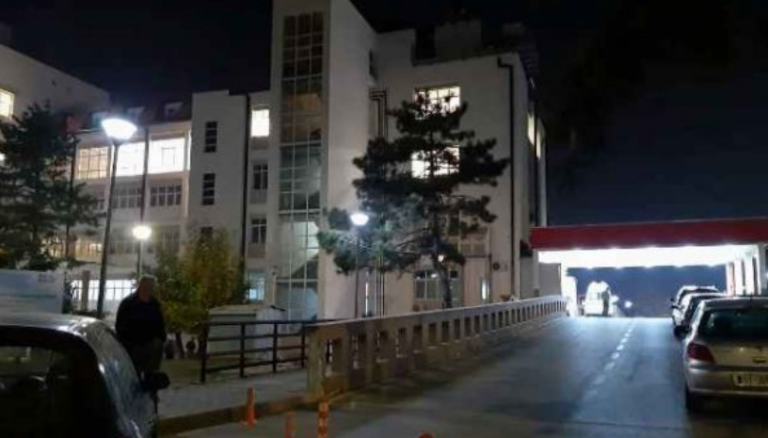 Nxënësi që kërceu nga kati i dytë i shkollës është në gjendje të rëndë, flet Drejtori i Arsimit