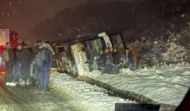 Një qytetar kërkon familjarin e tij që ishte në autobusin që u rrotullua dje në Serbi