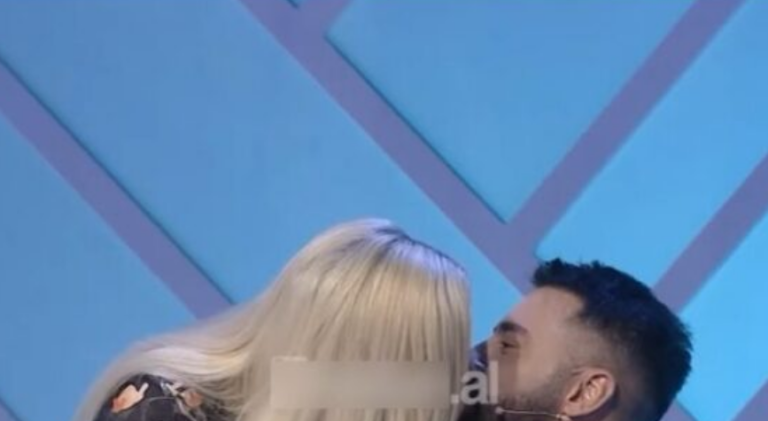 Robert Berisha puthet në buzë në mes të emisionit me konkurrenten e “Talk Love Story”