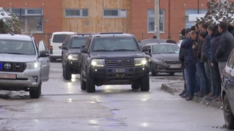 Pamje kur Kadri Veseli viziton varrin e nënës së tij në Broboniq