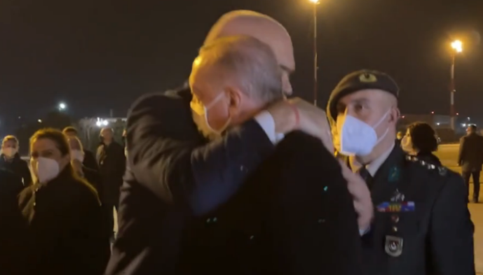 Mësohet se çka i tha Rama në vesh Erdoganit kur e përshëndeti në aeroport
