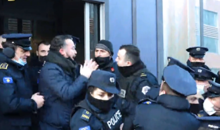 Policia nuk e gjejnë Molliqajn në banesë e as seli të partisë