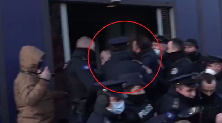 VIDEO| Momenti kur Molliqaj goditi policin me shuplakë