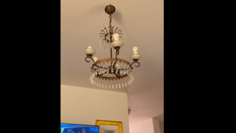 Pamje nga momenti i tërmetit, llambadari duke lëvizur