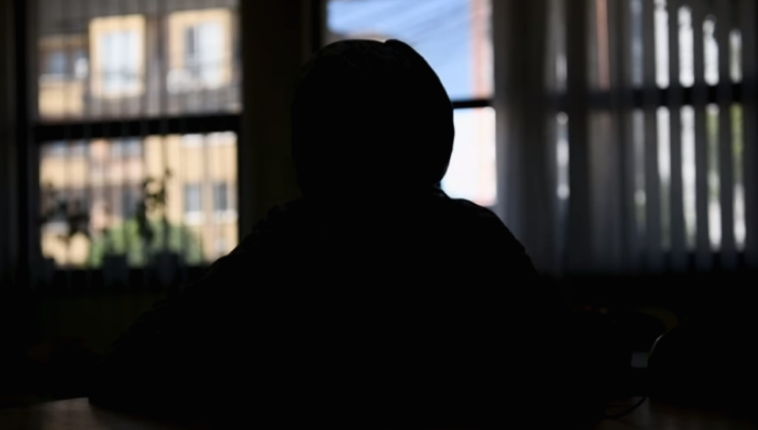 Ngacmohet seksualisht 13-vjeçarja që kërkon lëmoshë në semaforë