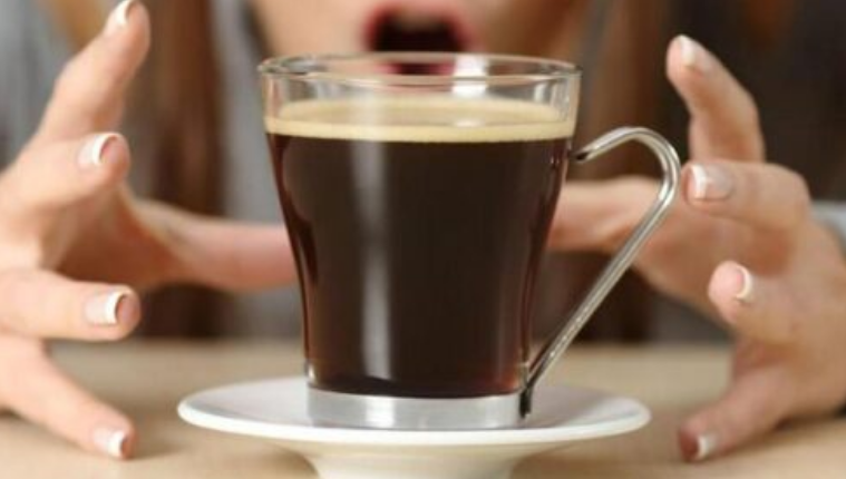 Çfarë ndodh me trupin tuaj nëse e ndërprisni kafenë