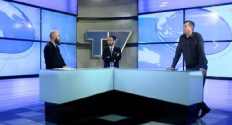 “Po marrin mikroçipa”, qytetari dhe mjeku shqiptar përplasen në lidhje me vaksinimin