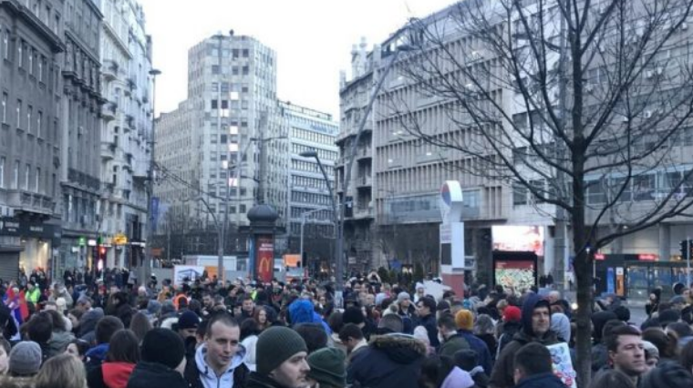 Protestë masive në Beograd, mijëra serbë marshojnë drejt qeverisë
