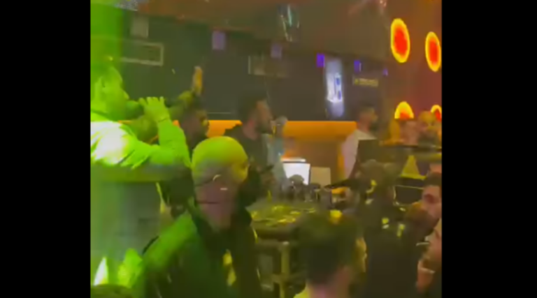 Labi konfrontohet me Policinë në lokalin ku po këndonte: Leje atë bateri se qorr nuk jam