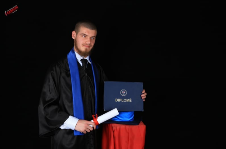I riu nga Drenica ndjeku ëndrrën e tij pavarësisht problemeve me shikim, diplomoi me sukses në Universitetin e Prishtinës