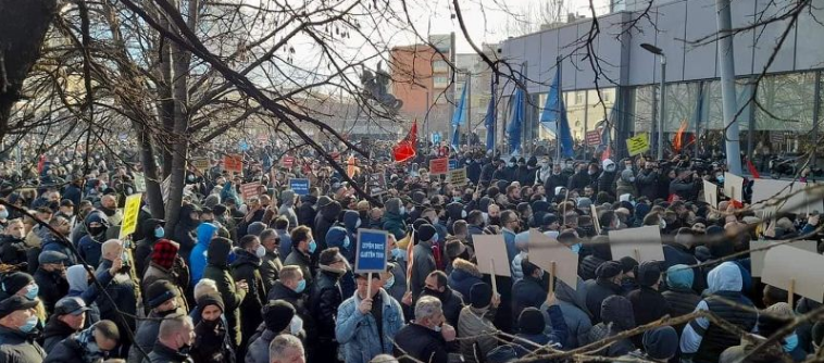 Në mesin e protestuesve sot ishte edhe frizeri i njohur i estradës