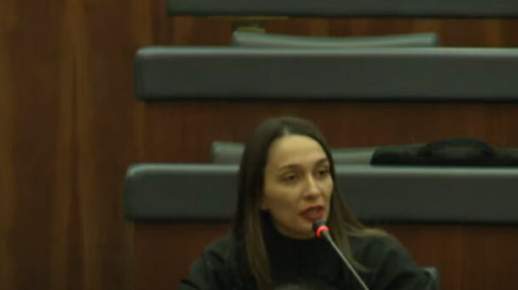 Reagon deputetja Fjolla Ujkani pas kritikave të shumta lidhur me akuzat ndaj profesorit Paci, kërkon falje publike