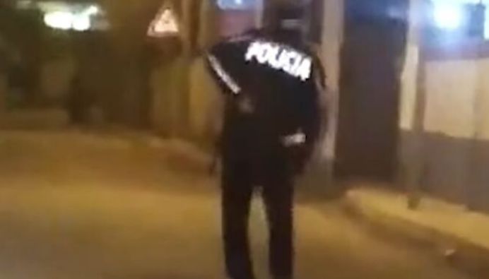 Polici shqiptar i dehur “bën 8-she” nëpër rrugë, publikohet video