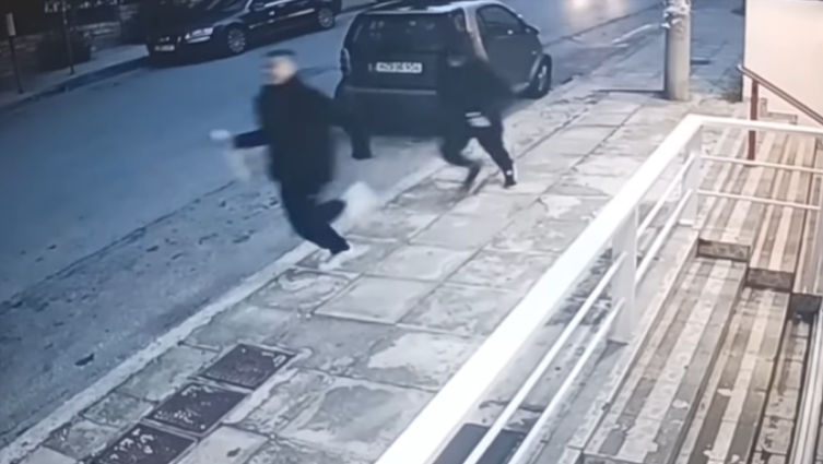 Sherr, plumba e gjak, del video e momentit kur u qëlluan dy shqiptarë duke pirë kafe në Greqi