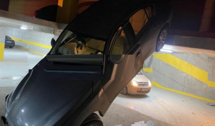 Një veturë bie nga kati i parkingut nëntokësor në Prishtinë