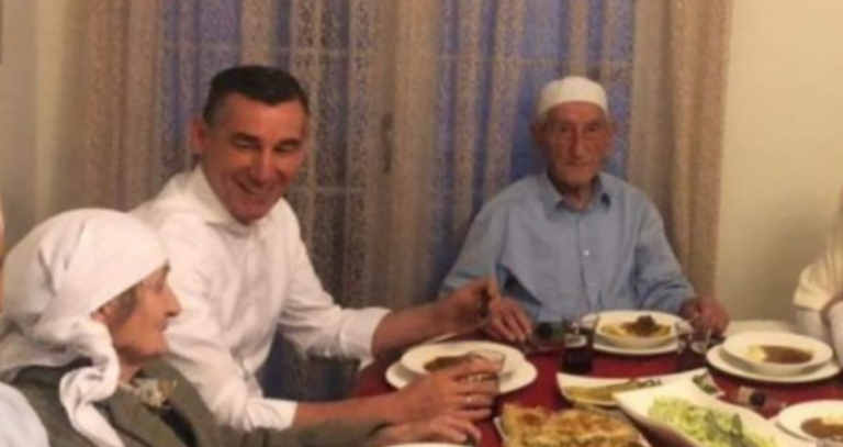 Nuk ishtë afër prindërve në momentet e fundit të tyre, Veseli dikur: 12 vjet s’e kanë ditur ku jam