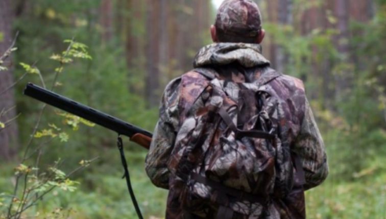 E rëndë: Nipi vret aksidentalisht xhaxhain, qëllon më pas edhe veten