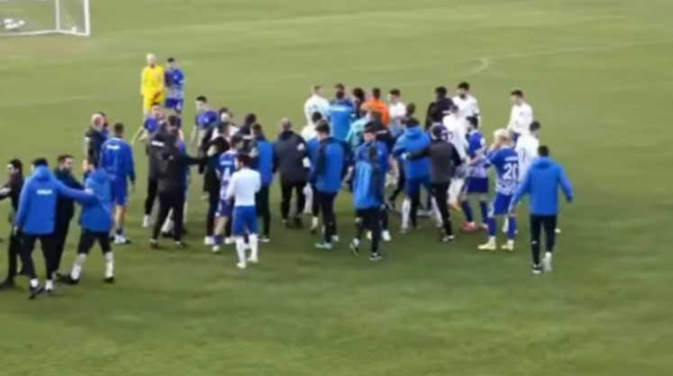 VIDEO| Plas grushti: Lojtarët e Shkupit përplasen me rusët
