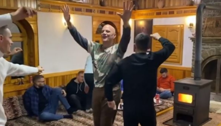 “Hajde luj qyqek”, Gani Geci publikon vallëzimin e famshëm: Profë, kush ta ka inati, majë gjuhe i daltë i thati