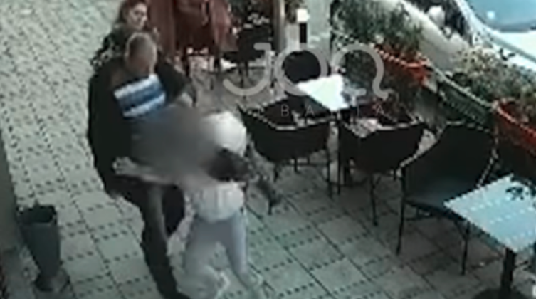 Babai shqiptar e godet me shqelm me sa ka fuqi fëmijën e tij, midis qytetit