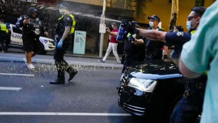 Tifozët serbë merren me Kosovën edhe në protestën për Gjokoviqin në Australi