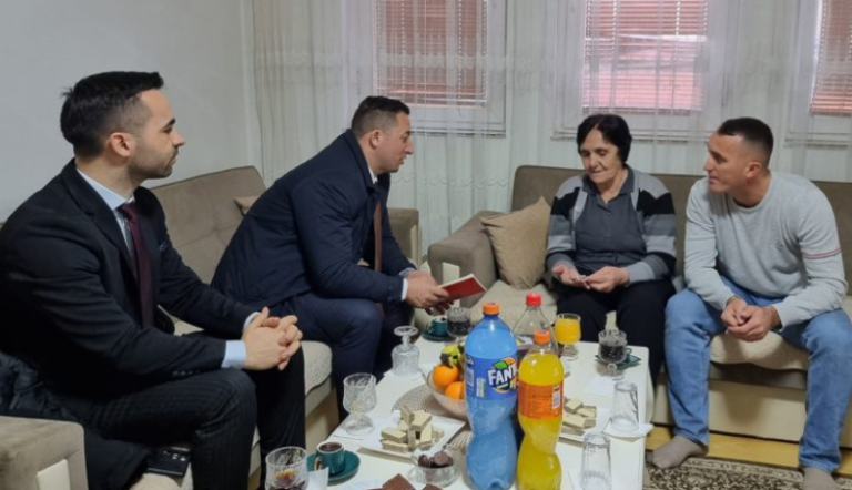 Ministri Mehaj viziton familjen e dëshmorit Faruk Beqiri nga Vushtrria