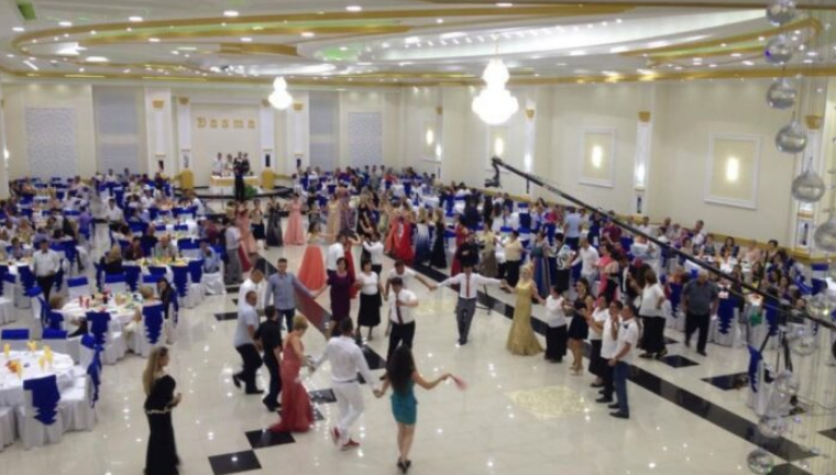 Këngëtarin kosovar e mbulojnë me pare në një dasëm