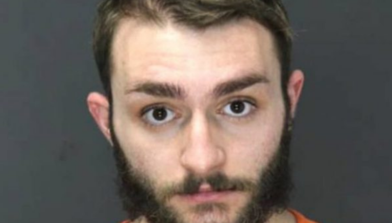 E rëndë, i riu shqiptar në SHBA qëllon me thikën e bukës nënën natën e Vitit të Ri